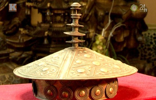 Chiếc mũ vàng dành cho vua chúa đi săn của vua Càn Long (đời Thanh, Trung Quốc).